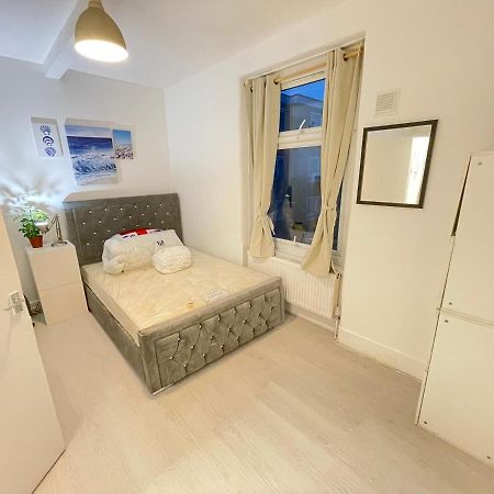 One Bedroom Flat Miles London Exterior photo