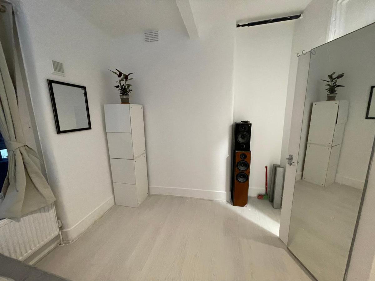 One Bedroom Flat Miles London Exterior photo