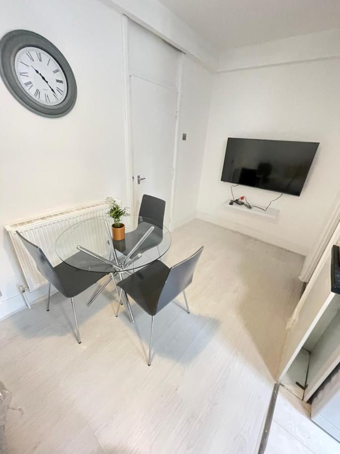 One Bedroom Flat Miles London Exterior photo